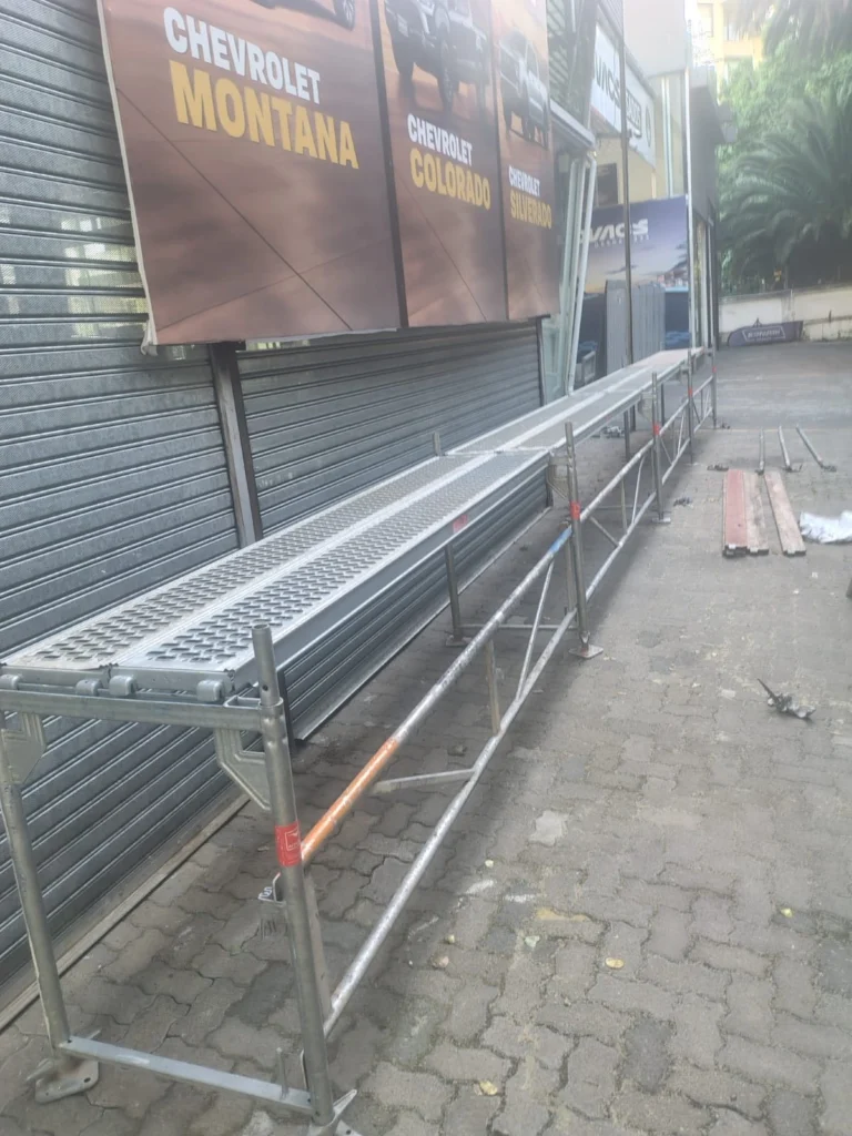 Andamio de fachada en automotora