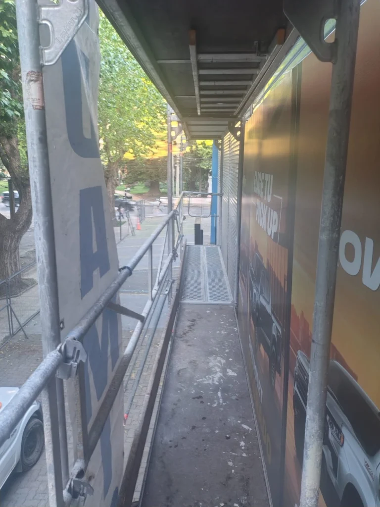 Andamio de fachada en automotora