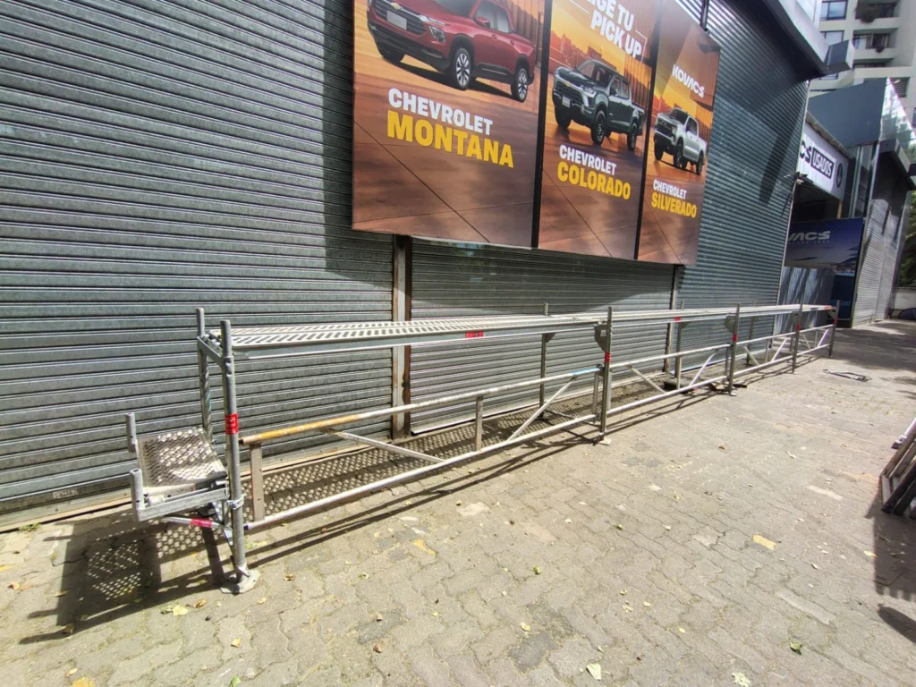 Andamio de fachada en automotora