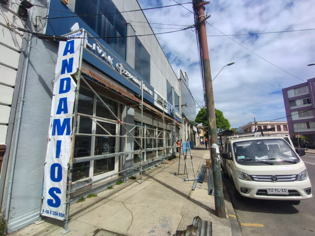 Andamio de fachada en automotora