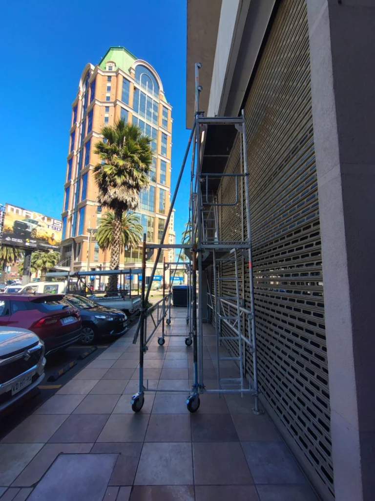 Andamio en fachada de edificio comercial