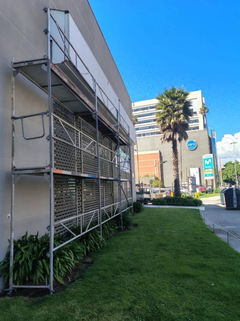 Andamio en fachada de edificio comercial