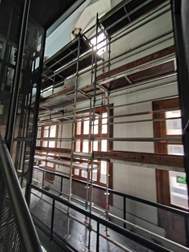 Andamio interior en edificio patrimonial