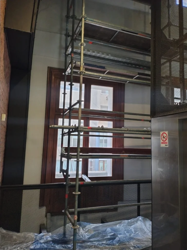 Andamio interior en edificio patrimonial