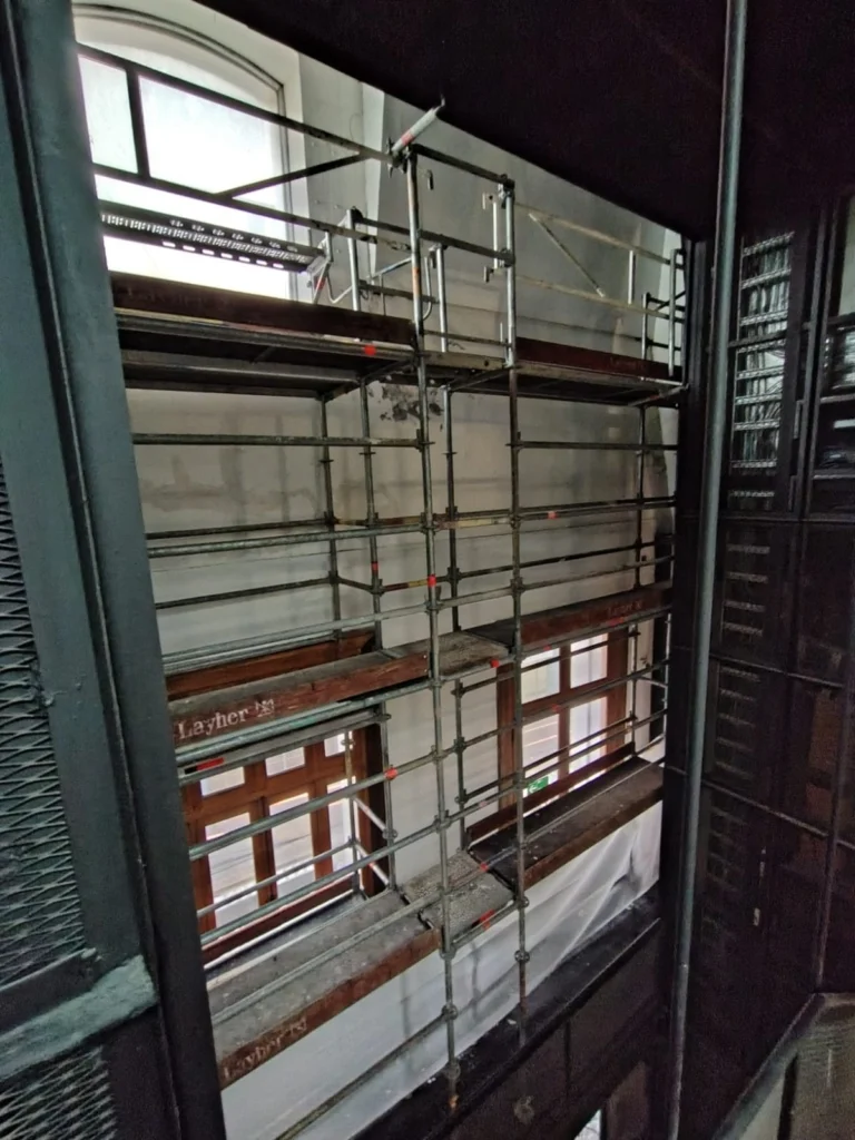 Andamio interior en edificio patrimonial