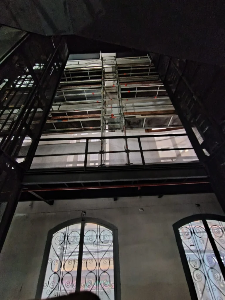 Andamio interior en edificio patrimonial