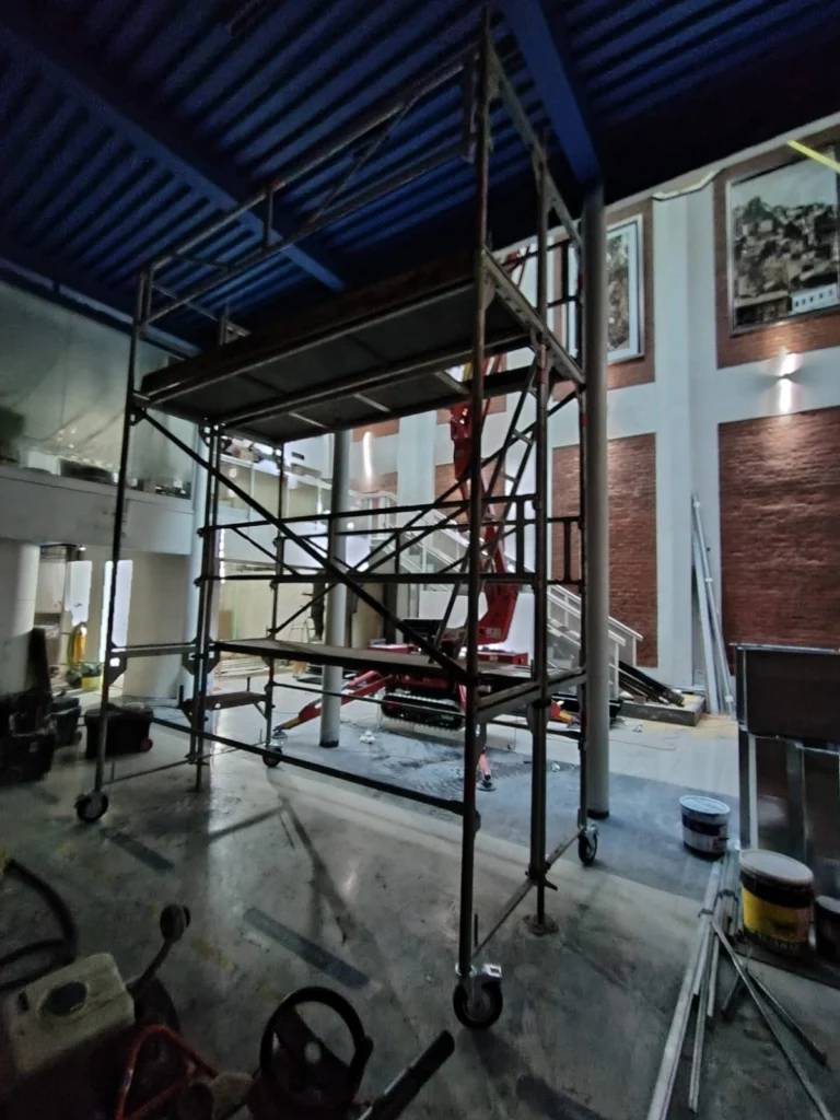 Andamio interior en edificio patrimonial