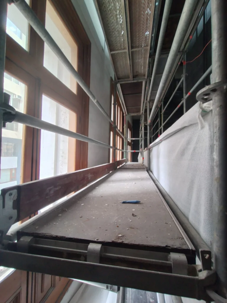 Andamio interior en edificio patrimonial