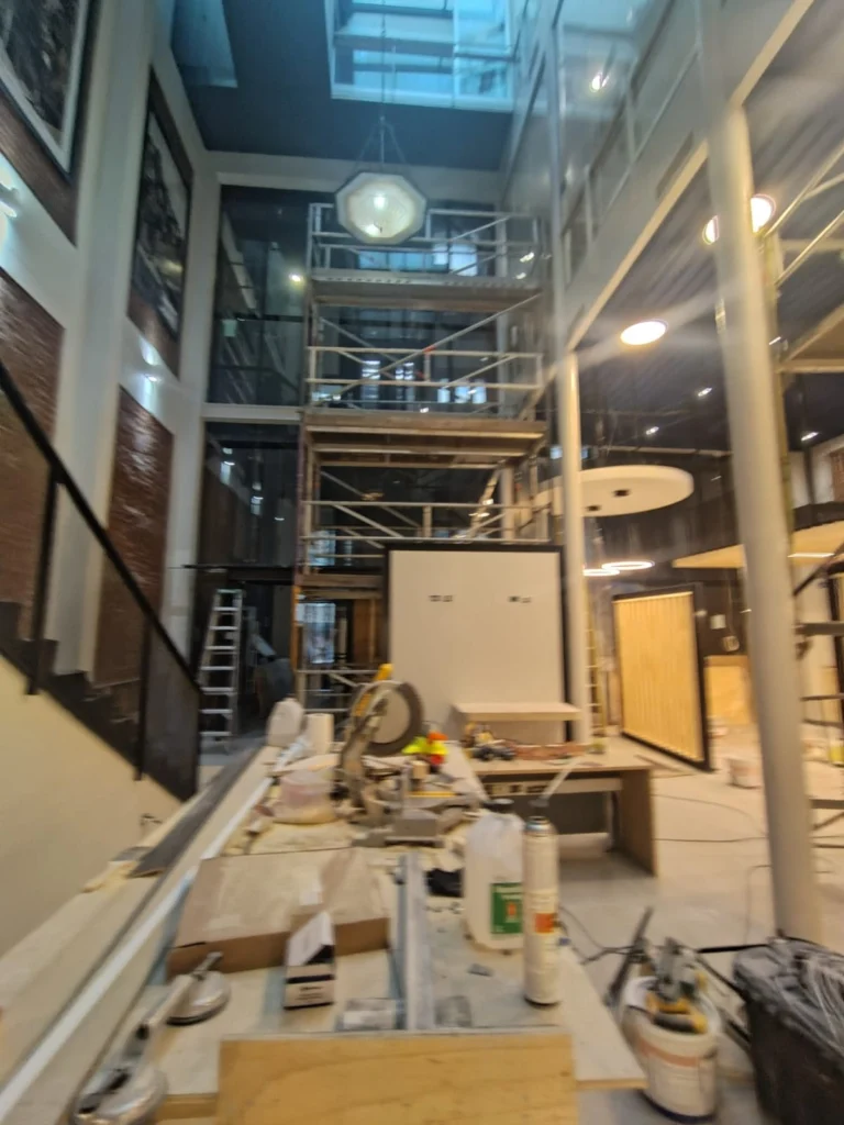 Andamio interior en edificio patrimonial