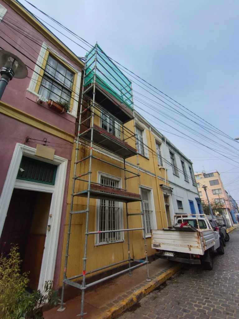 Andamio en fachada de vivienda
