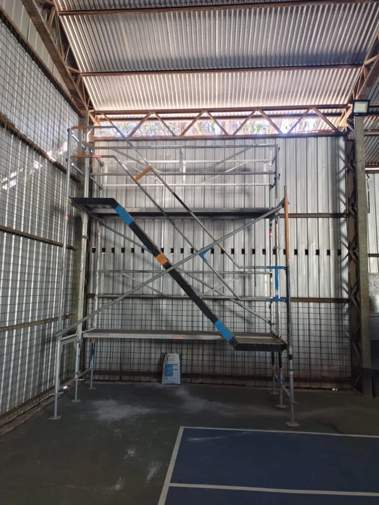 Torre de andamio en gimnasio techado