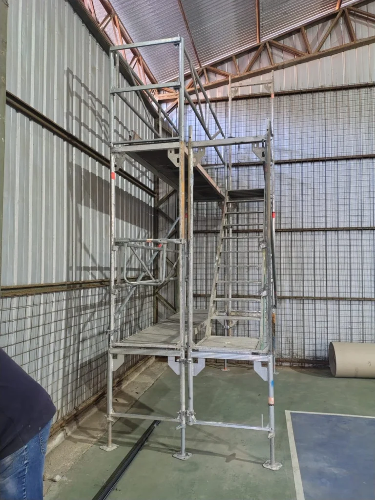 Torre de andamio en gimnasio techado