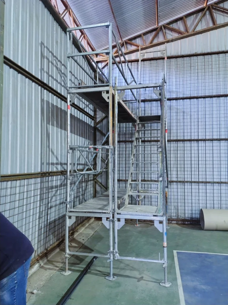 Torre de andamio en gimnasio techado