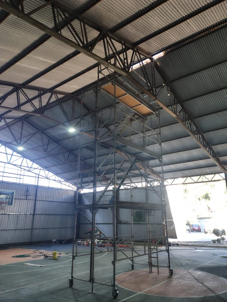 Torre de andamio en gimnasio techado