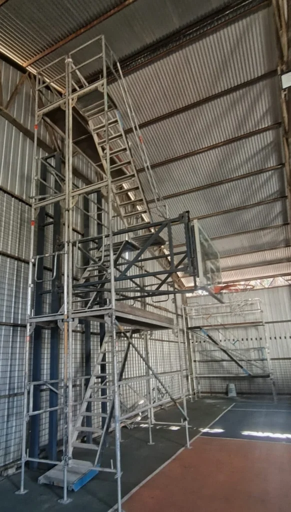 Torre de andamio en gimnasio techado