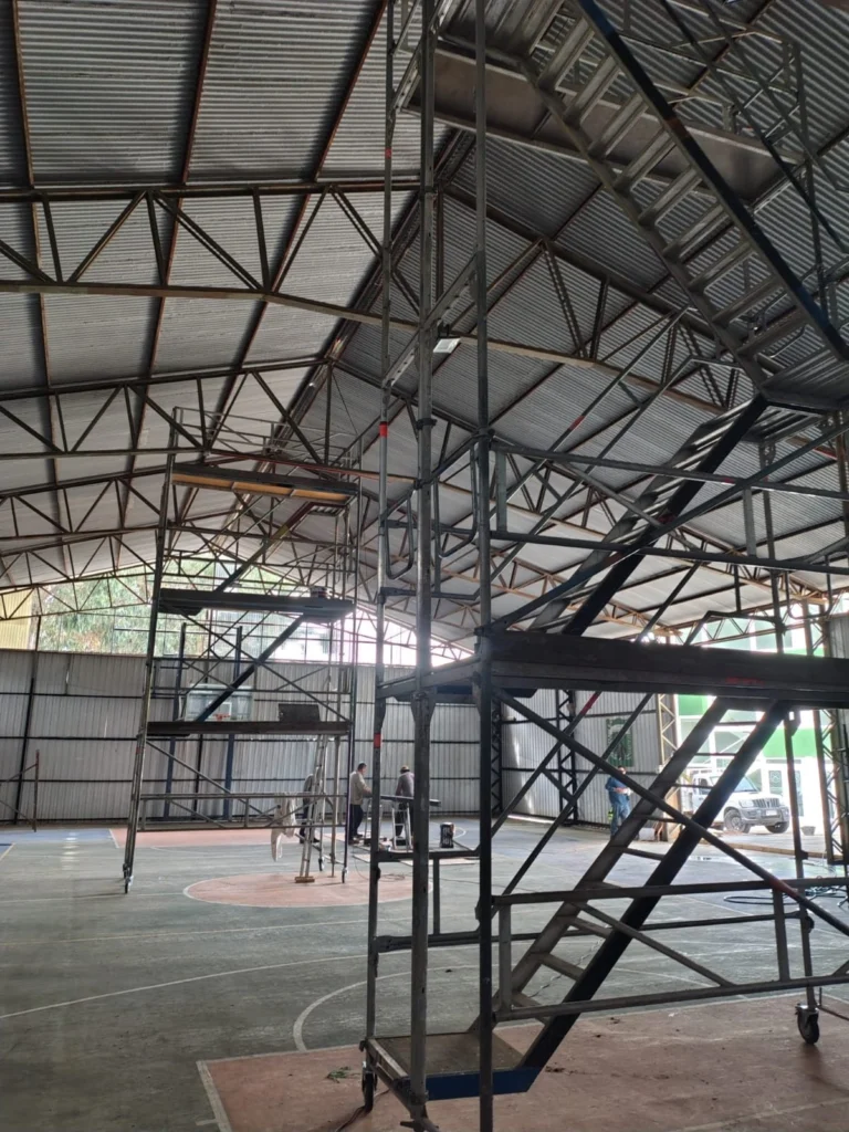 Torre de andamio en gimnasio techado