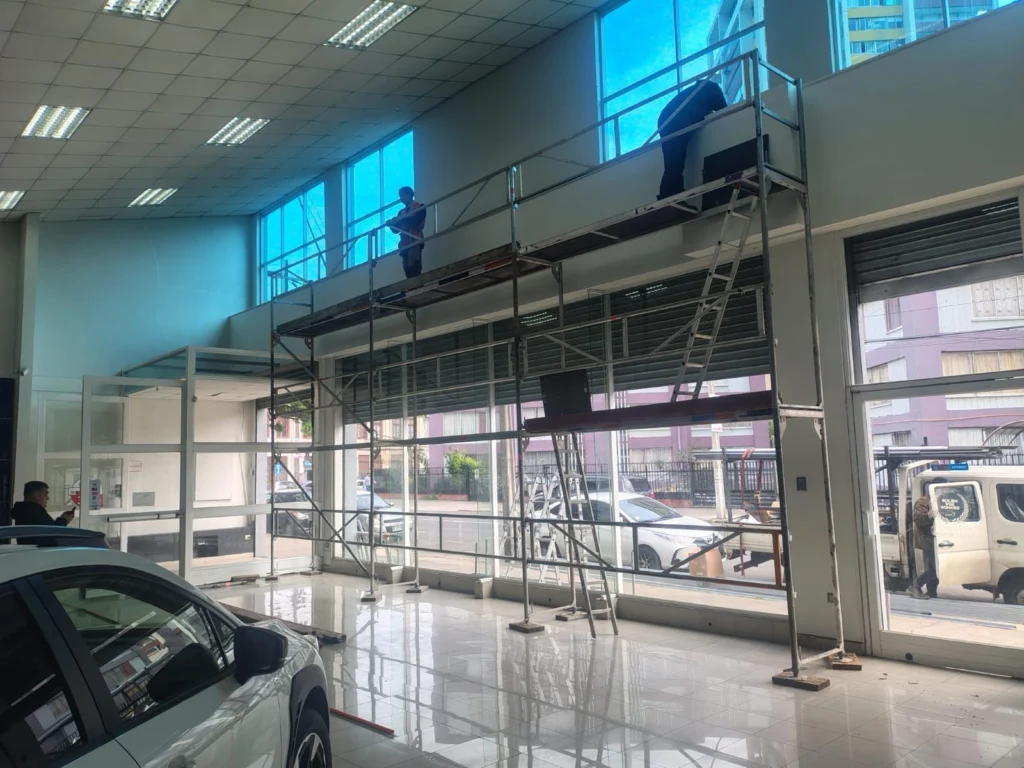 Andamio en showroom de vehículos