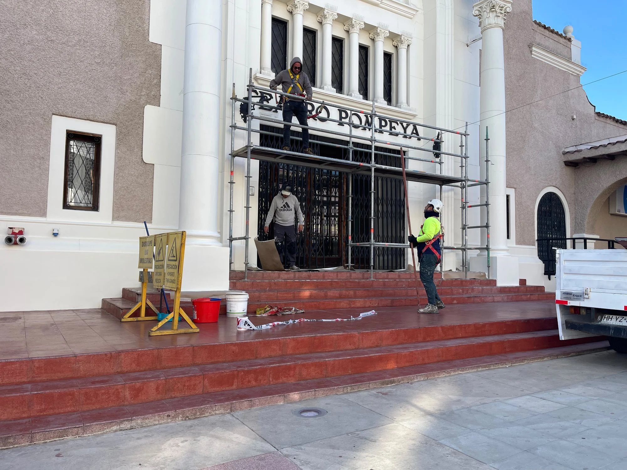 Andamio montado en el frontis del Teatro Pompeya con trabajadores en altura