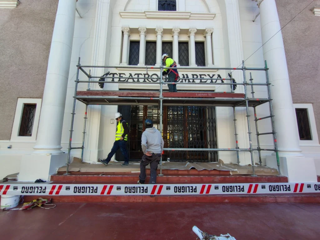 Andamio en el frontis del Teatro Pompeya