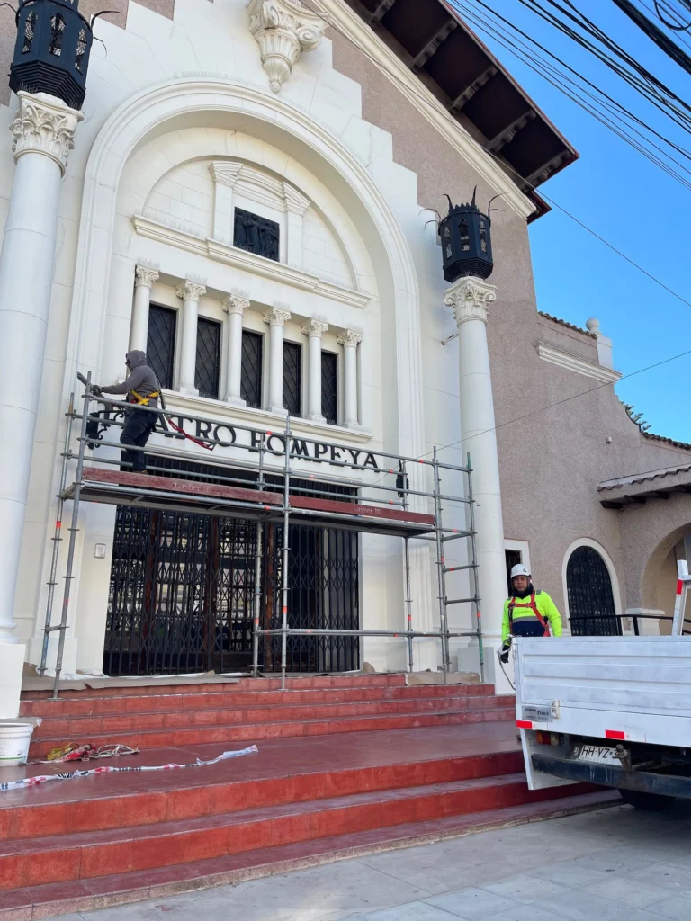 Andamio en el frontis del Teatro Pompeya