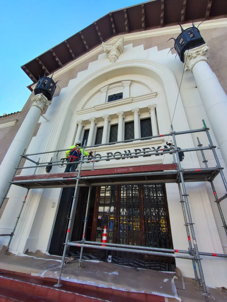 Andamio en el frontis del Teatro Pompeya