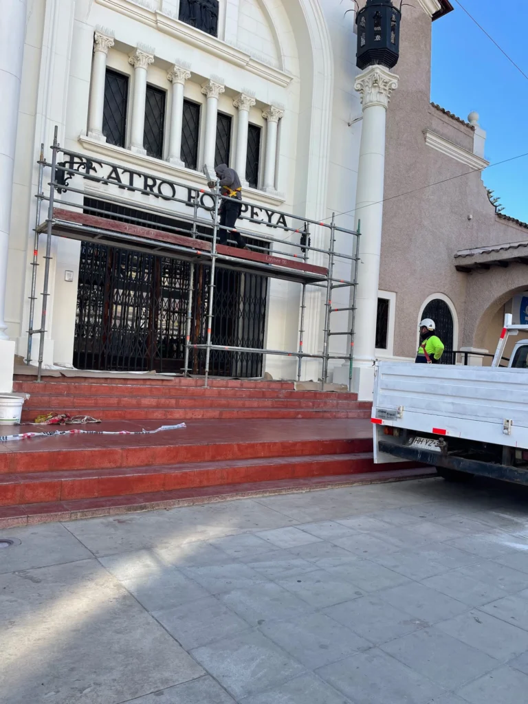 Andamio en el frontis del Teatro Pompeya