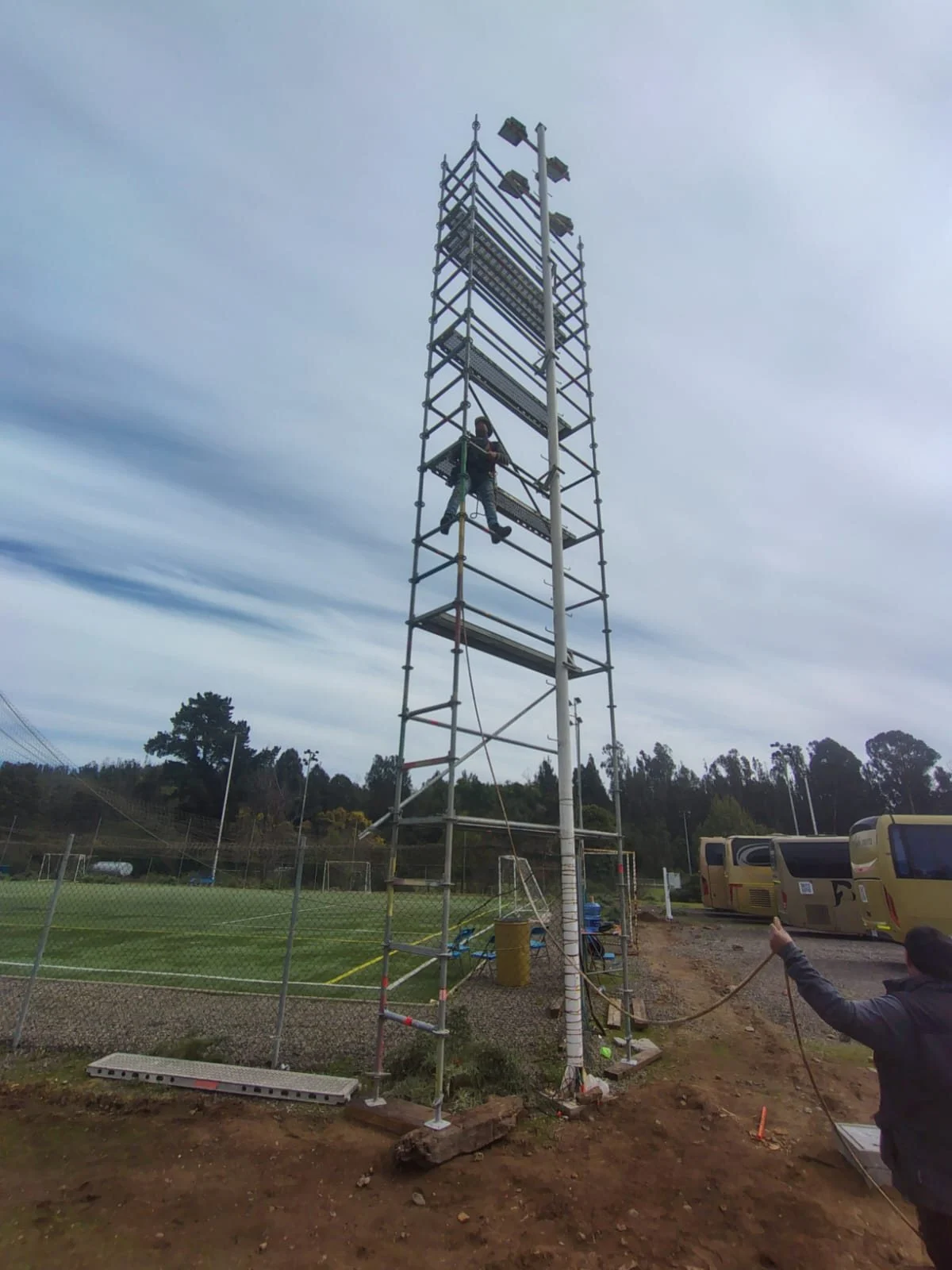 Torre de andamio de gran altura en recinto deportivo