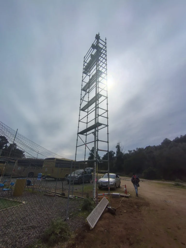 Torre de andamio de gran altura en recinto deportivo