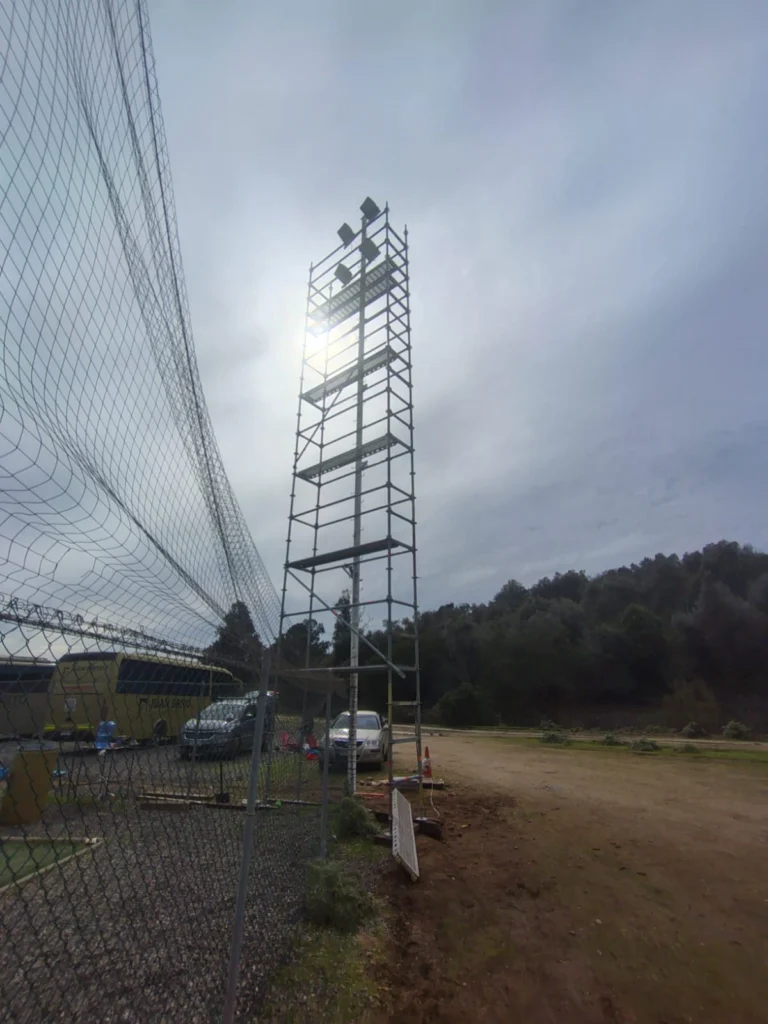 Torre de andamio de gran altura en recinto deportivo