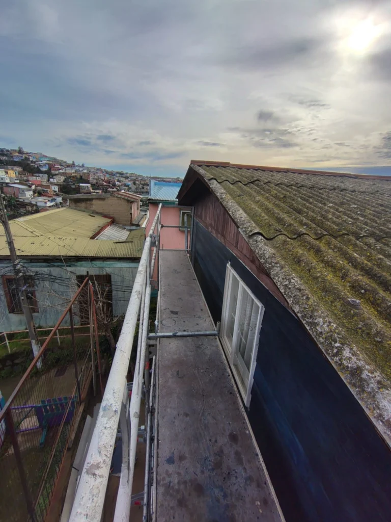 Andamio en vivienda de cerro en Valparaíso