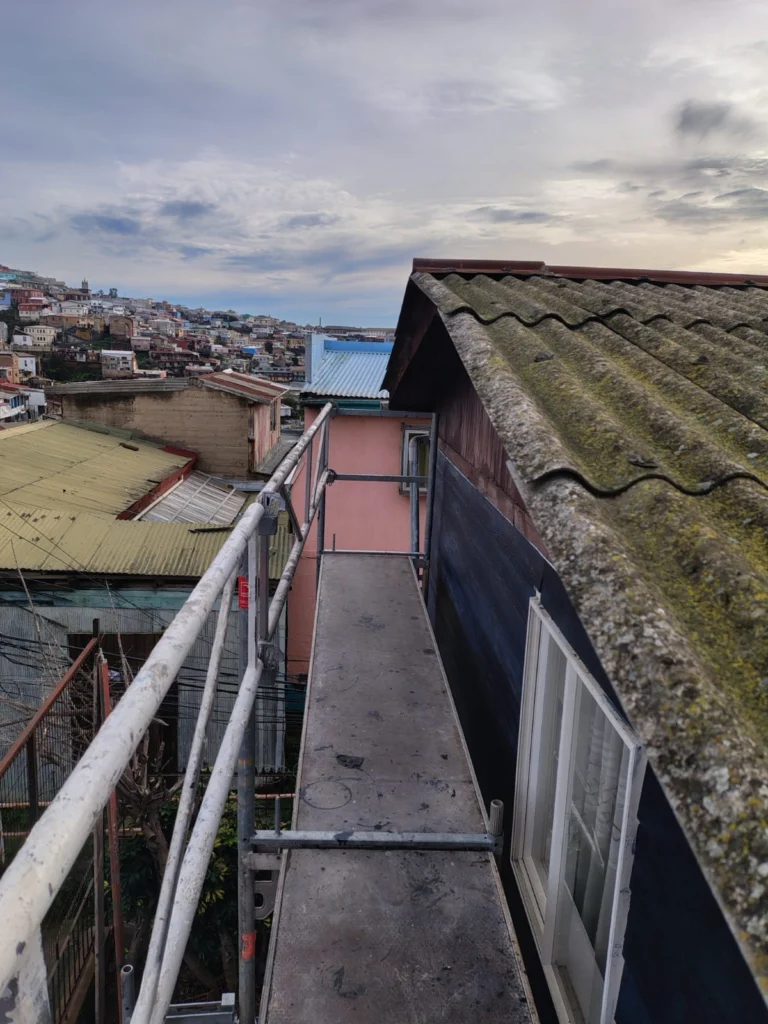 Andamio en vivienda de cerro en Valparaíso